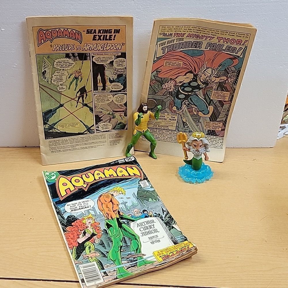 Aquamarine collectibles. Comic books and figures